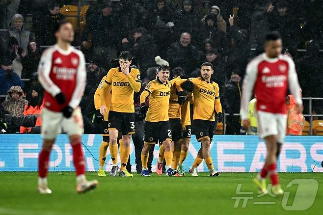 울버햄튼은 19일(한국시간) 열린 아스널과 2025-26 잉글랜드 프리미어리그 홈 경기에서 후반 49분 동점 골을 넣어 2-2로 비겼다. ⓒ AFP=뉴스1