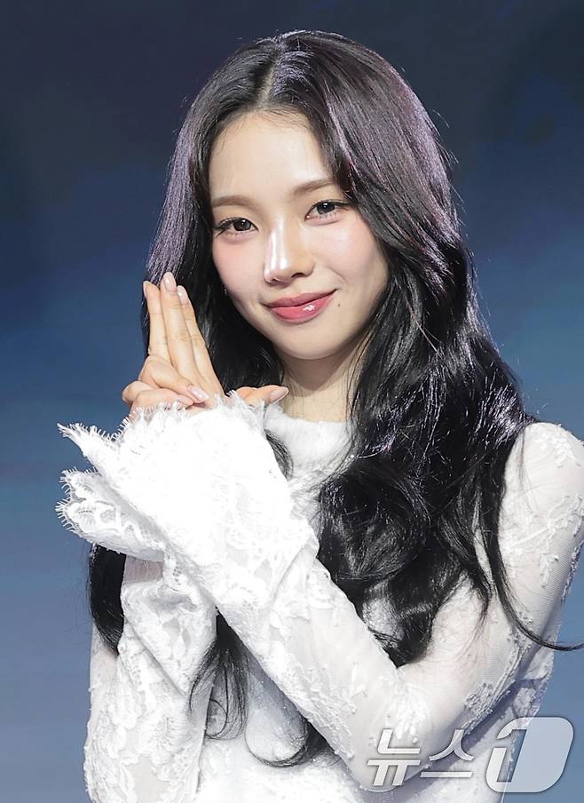 에스파 카리나가 19일 서울 마포구 호텔 나루 서울 엠갤러리에서 열린 넷플릭스 예능 '미스터리 수사단 시즌2' 제작발표회에 참석해 무릎담요를 덥고 있다. '미스터리 수사단' 시즌2는 과학적으로 설명할 수 없는 기묘한 사건들을 추적하고 해결하는 어드벤처 추리 예능이다. 2026.2.19 ⓒ 뉴스1 권현진 기자