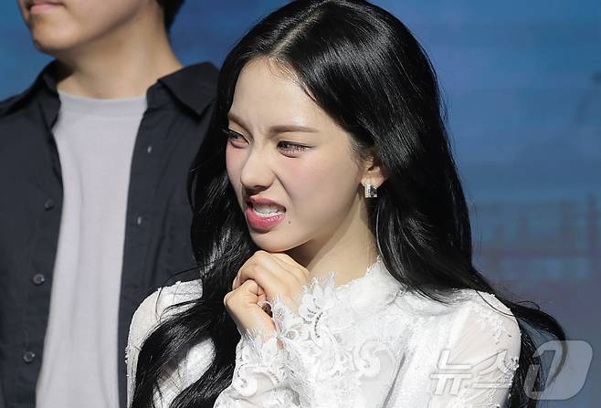 에스파 카리나가 19일 서울 마포구 호텔 나루 서울 엠갤러리에서 열린 넷플릭스 예능 '미스터리 수사단 시즌2' 제작발표회에서 깜찍한 표정을 짓고 있다. ⓒ 뉴스1 권현진 기자