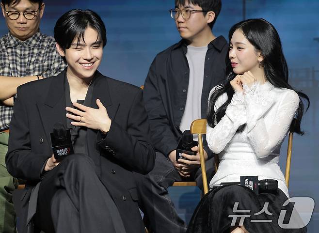 배우 김도훈과 에스파 카리나(오른쪽)가 19일 서울 마포구 호텔 나루 서울 엠갤러리에서 열린 넷플릭스 예능 '미스터리 수사단 시즌2' 제작발표회에서 취재진 질문에 답하고 있다. ⓒ 뉴스1 권현진 기자