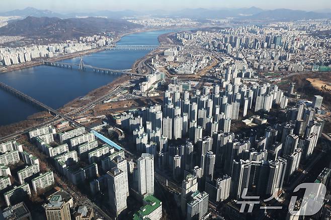 서울 송파구 롯데월드타워 서울스카이에서 아파트 단지가 보이고 있다. ⓒ 뉴스1 이광호 기자