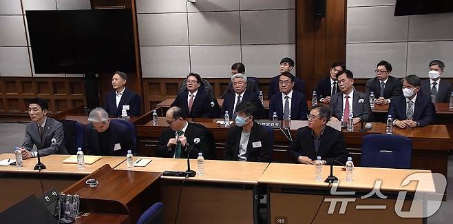 윤석열 전 대통령이 19일 오후 서울 서초구 서울중앙지방법원에서 열린 12·3 비상계엄 관련 내란 우두머리 혐의 사건 1심 선고공판에 출석하고 있다. (서울중앙지법 제공. 재판매 및 DB 금지) 2026.2.19 ⓒ 뉴스1