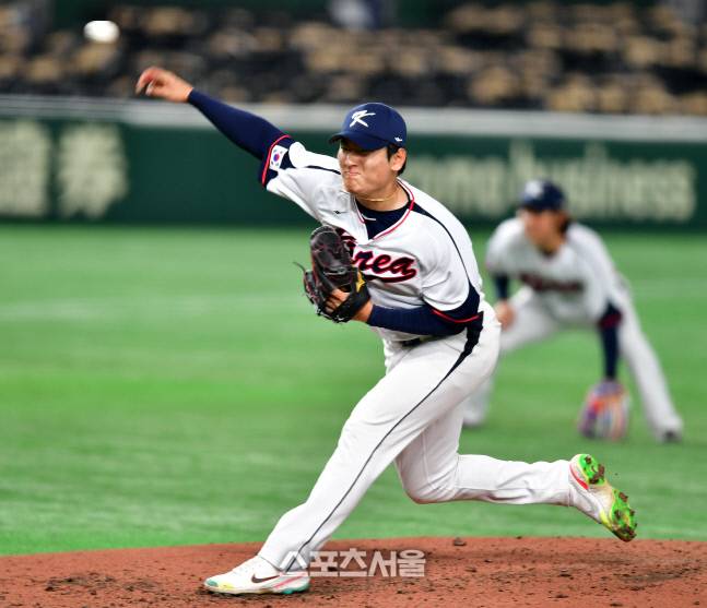 곽빈이 도쿄돔에서 열린 2023 WBC 예선B조 체코와 대한민국의 경기 5회초 2사 2루에서 박세웅에 이어 등판하고 있다. 사진 | 스포츠서울 DB