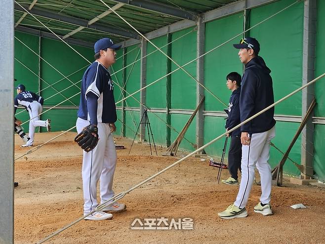 2026 WBC 대표팀 류현진(왼쪽)이 18일 일본 오키나와 고친다 구장에서 불펜피칭을 마친 후 김광삼 투수코치(오른쪽)와 얘기를 나누고 있다. 오키나와 | 김동영 기자 raining99@sportsseoul.com