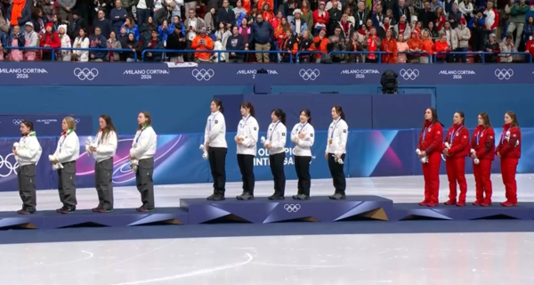 2026 밀라노·코르티나담페초 동계올림픽 한국 여자 쇼트트랙 대표팀이 올림픽 여자 3000m 계주에서 8년 만에 정상 탈환에 성공하며 한국 선수단에 값진 금빛 소식을 안겼다. (심석희(왼쪽부터), 노도희, 이소연, 김길리, 최민정)./ 사진=라이브 캡처