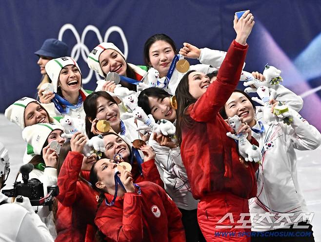 19일(한국시간) 이탈리아 밀라노 스피드스케이팅 아레나에서 열린 밀라노동계올림픽 쇼트트랙 여자 3000m 계주 결승전. 여자 계주 대표팀이 금메달을 차지했다. 셀카를 찍으며 기뻐하는 선수들. 밀라노(이탈리아)=송정헌 기자songs@sportschosun.com/2026.02.19/