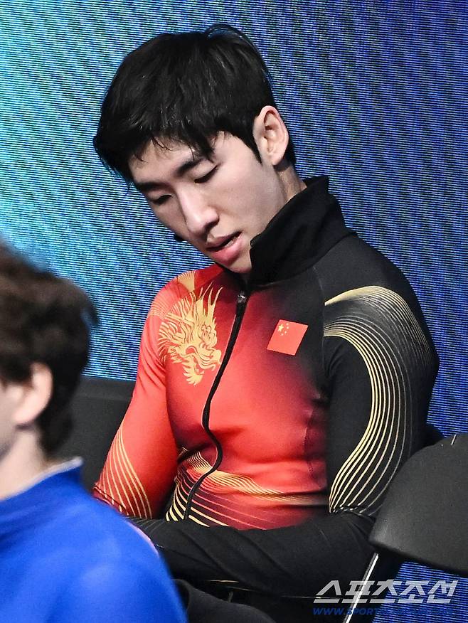 10일 이탈리아 밀라노 아이스스케이팅 아레나에서 쇼트트랙 남자 1000m 예선이 열렸다. 상대 파울 인정으로 예선 통과한 중국 린샤오쥔. 밀라노(이탈리아)=송정헌 기자songs@sportschosun.com/2026.02.10/