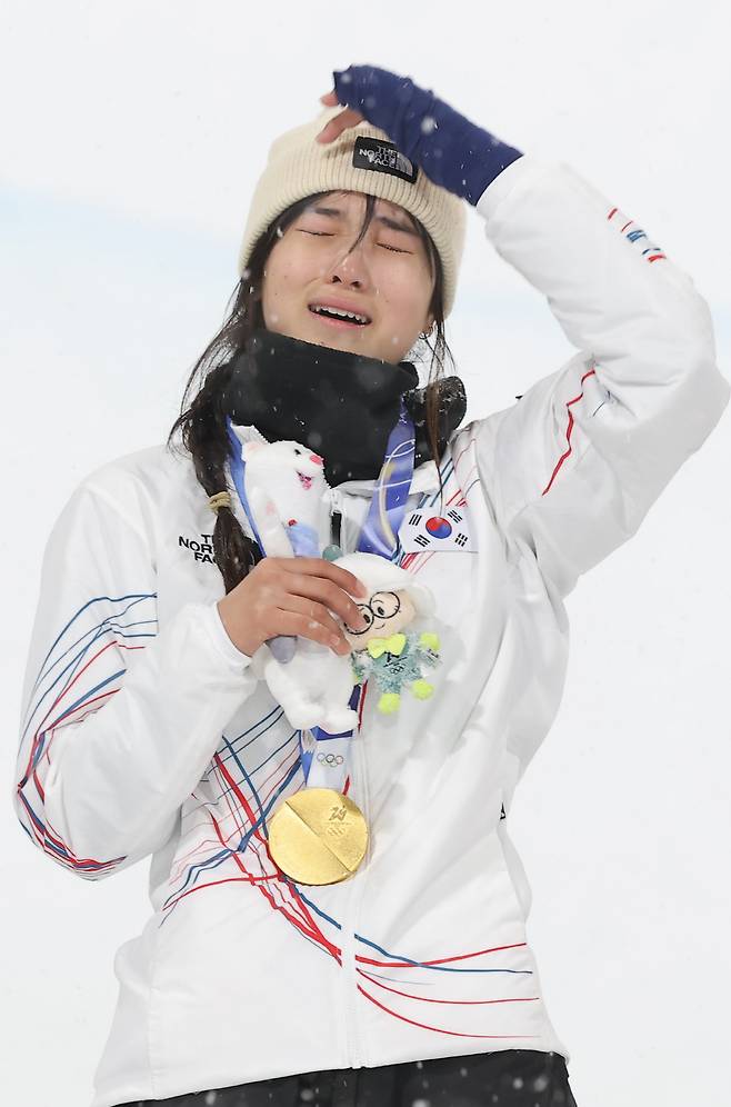 최가온, 눈물의 금메달

    (리비뇨=연합뉴스) 류영석 기자 = 12일(현지시간) 이탈리아 리비뇨 스노파크에서 열린 2026 밀라노·코르티나담페초 동계 올림픽 스키 스노보드 여자 하프파이프 결선에서 90.25점을 획득해 금메달을 획득한 한국 최가온이 시상대에 올라 눈물을 흘리며 팔을 들어보이고 있다. 2026.2.13