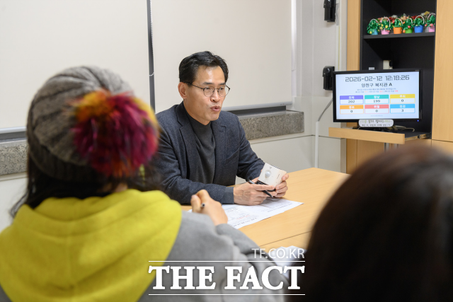 이기재 구청장이 IoT 기반 '응급안전 알리미' 시스템에 대해 보고받고 있다. /양천구