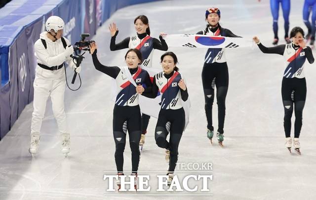 대한민국 쇼트트랙 여자 대표팀이 19일 이탈리아 밀라노 아이스 스케이팅 아레나 경기장에서 열린 2026 밀라노·코르티나담페초 동계올림픽 쇼트트랙 여자 3000m 계주 결승에서 금메달을 획득한 뒤 감격의 세리머니를 하고 있다./밀라노=뉴시스