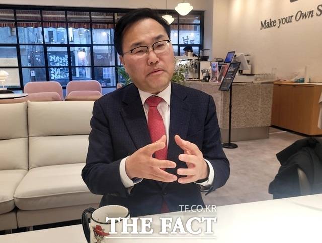 <더팩트>와 인터뷰하는 홍석준 전 의원. /박병선 기자