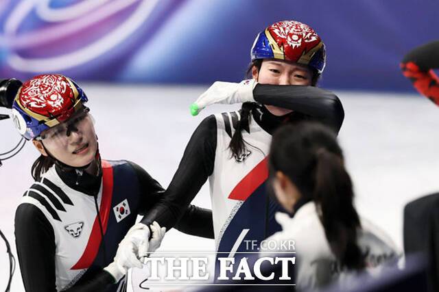 쇼트트랙 심석희(오른쪽)가 18일(현지시간) 이탈리아 밀라노 아이스스케이팅 아레나에서 열린 2026 밀라노·코르티나 담페초 동계올림픽 여자 쇼트트랙 3000m 계주 결승에서 금메달을 차지하자 기쁨의 눈물을 흘리고 있다. /밀라노=뉴시스