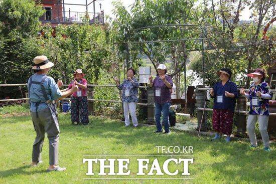 양주시 소재 양명힐링캠프의 '알콩달콩 양명에서 즐기자' 프로그램에 참여한 어르신들이 즐거운 시간을 보내고 있다. /양주시