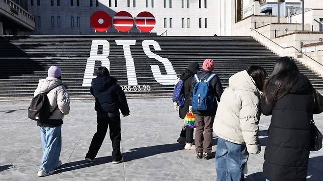 서울 세종문화회관 계단에서 외국인 관광객들이 BTS 컴백 홍보물을 촬영하고 있다. 연합뉴스