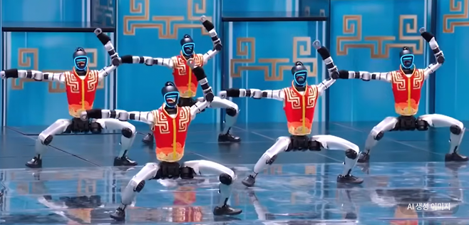 지난 16일 중국 중앙TV(CCTV)의 춘제 특집 프로그램 '춘완'에서 중국 로봇 기업 '유니트리'의 로봇 'G1'이 무술 동작을 펼치고 있다. 유튜브 캡처