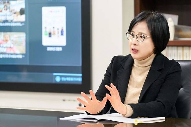 이수희 강동구청장이 지난 11일 본지와의 인터뷰에서 지하철 8호선 혼잡도 문제에 대해 설명하고 있다. 강동구 제공.