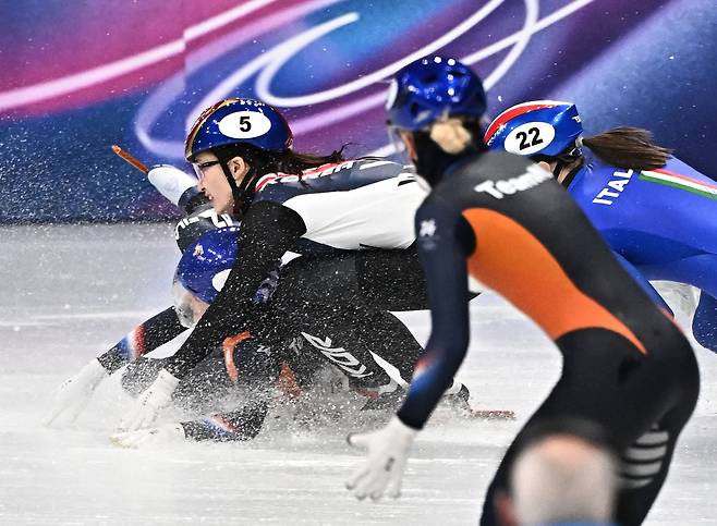 19일(한국 시각) 이탈리아 밀라노 스피드스케이팅 아레나에서 열린 밀라노 동계올림픽 쇼트트랙 여자 3000m 계주 결승전에서 최민정이 넘어지는 네덜란드 선수와 충돌을 피하고 있다. /장련성 기자