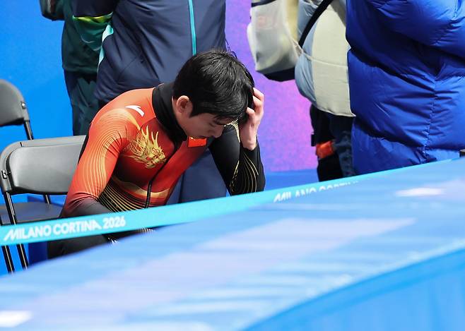 한국 출신 중국 귀화 선수 쇼트트랙 린샤오쥔(한국명 임효준)이 쇼트트랙 가 14일(현지 시간) 이탈리아 밀라노 아이스 스케이팅 아레나에서 열린 2026 밀라노·코르티나 담페초 동계올림픽 쇼트트랙 스피드스케이팅 남자 1500m 준준결승에서 탈락하자 아쉬워하고 있다. /뉴시스