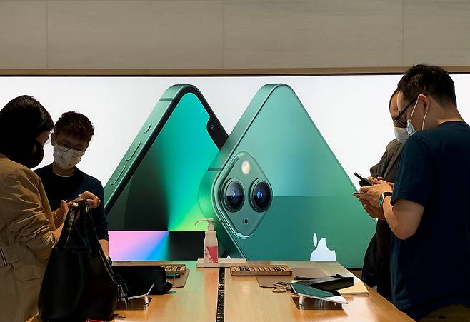 중국 베이징 싼리툰 애플스토어에서 중국인들이 아이폰을 살펴보고 있다. /조선DB