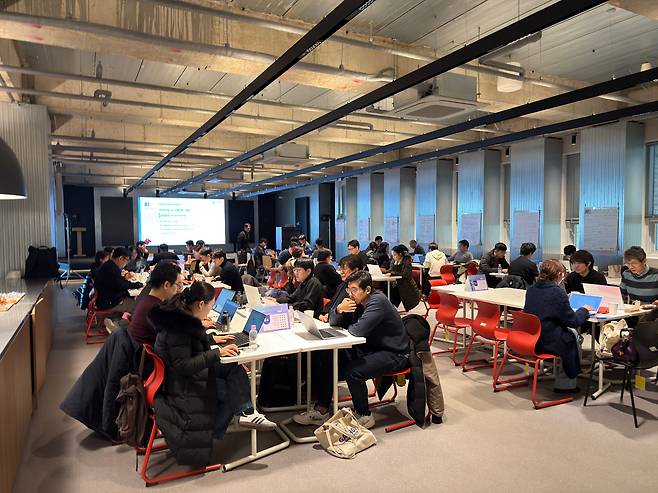 가천대 교수들이 지난 겨울방학 대학 코코네스쿨에서 열린 4주 몰입형 'AI 교육 역량강화 프로그램'에 참여해 강의를 듣고 있다. /가천대