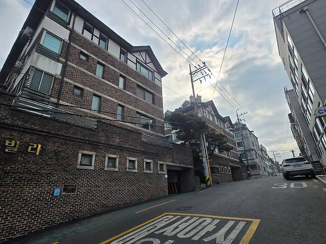 서울시 동작구 중앙대 후문 인근에 다세대주택이 늘어서 있다. /김유진 기자