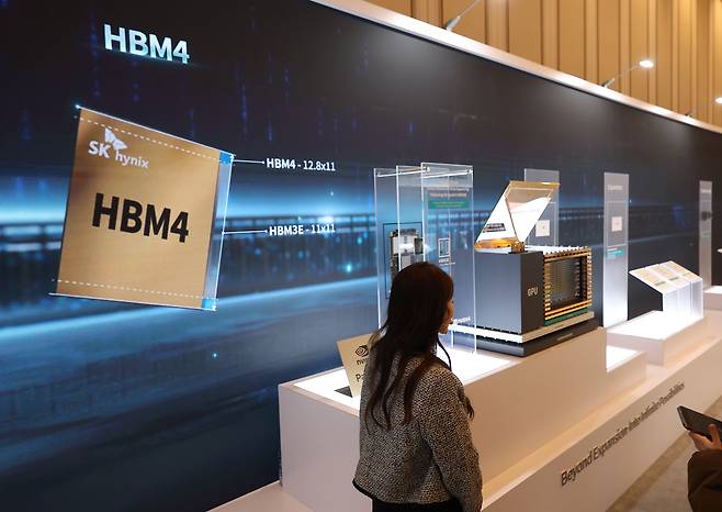 올해 1월 미국 라스베이거스 베네시안 컨벤션센터 SK 하이닉스 부스에 HBM4 영상이 재생되고 있다./연합뉴스