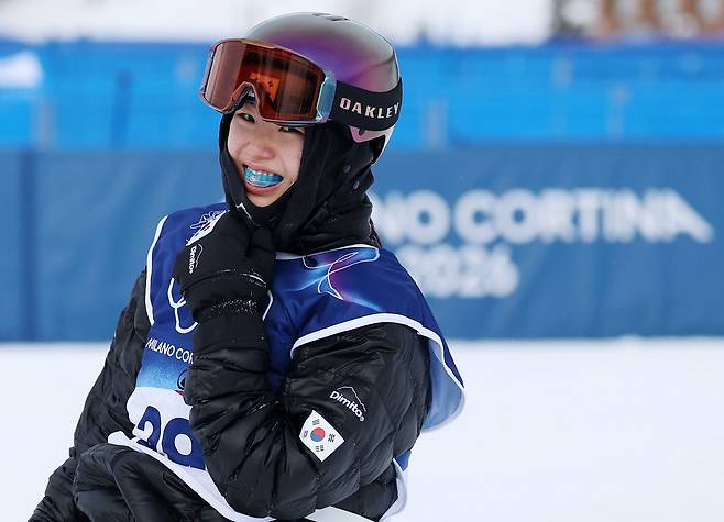 스노보드 유승은이 18일(현지 시각) 이탈리아 리비뇨 스노파크에서 열린 2026 밀라노·코르티나담페초 동계올림픽 스노보드 여자 슬로프스타일 3차 결선을 마친 뒤 미소를 짓고 있다. /뉴스1