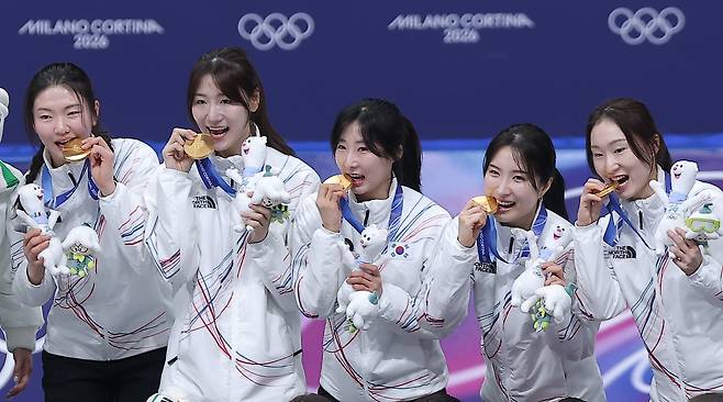 대한민국 여자 쇼트트랙 대표팀 심석희(왼쪽부터), 노도희, 이소연, 김길리, 최민정이 18일(현지시각) 이탈리아 밀라노 아이스스케이팅 아레나에서 열린 2026 밀라노·코르티나담페초 동계올림픽 쇼트트랙 여자 3000m 계주 시상식에서 금메달을 깨물고 있다. /뉴스1