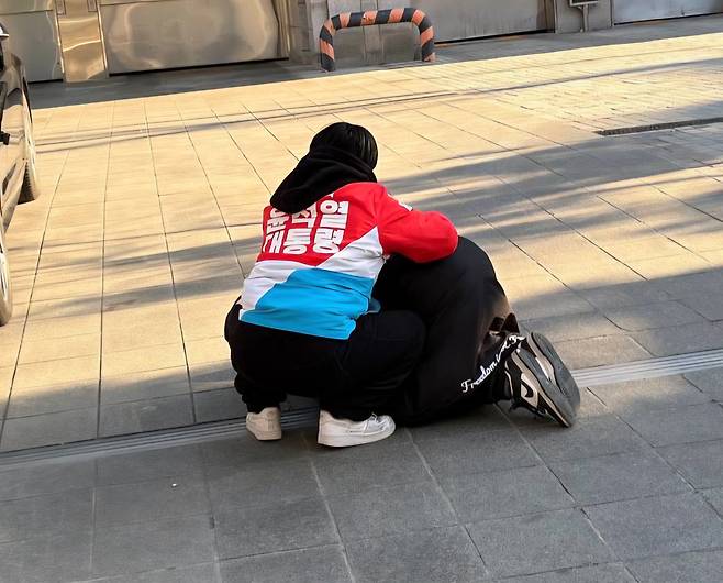 19일 서울 서초구 법원종합청사 인근에서 윤석열 전 대통령의 유죄를 촉구하는 집회가 열렸다. 이날 재판부가 윤 전 대통령에 대해 무기징역을 선고하자 보수 성향 집회에서는 욕설이 터져 나왔다. 한 집회 참가자는 바닥에 엎드려 눈물을 흘렸다. 다른 집회 참가자가 이를 달래주기도 했다. /이유경 기자