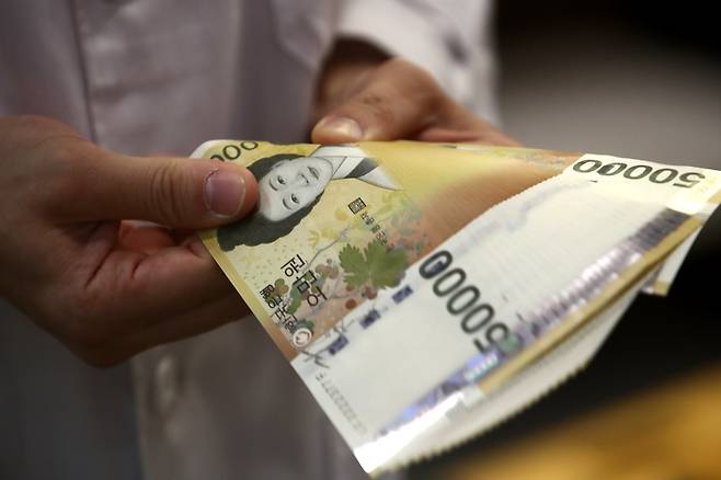 지난해 직장인 평균 연봉은 4500만원이나 중위 연봉은 3417만원으로 나타났다. 뉴스1