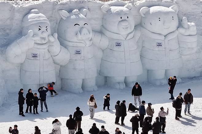 18일 설 연휴를 맞아 평창군 대관령면 횡계리 송천 일대 축제장에서 열린 제34회 평창 대관령눈꽃축제를 찾은 방문객들이 눈 조각상 앞에서 기념 촬영을 하고 있다. 평창관광문화재단 제공