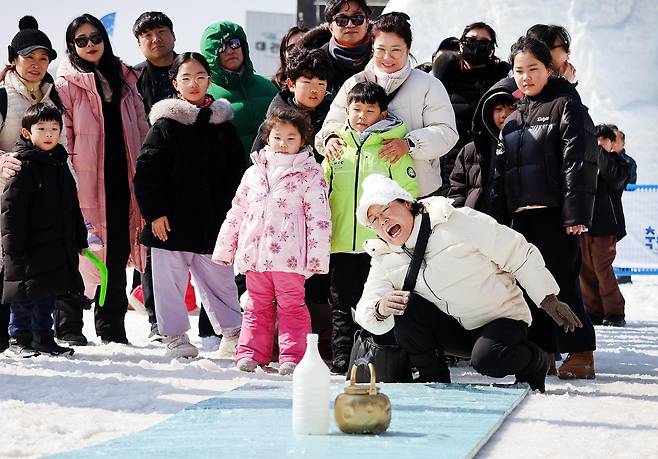 18일 설 연휴를 맞아 제34회 평창 대관령눈꽃축제를 찾은 관광객들이 주전자 볼링을 즐기고 있다. 평창관광문화재단 제공