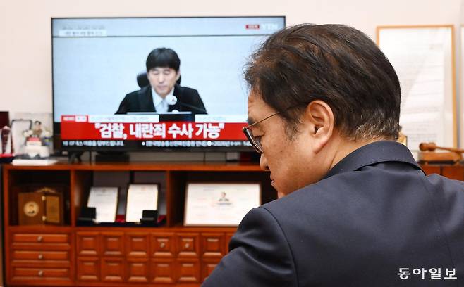 우원식 국회의장이 19일 서울 여의도 국회 의장집무실에서 윤석열 전 대통령 내란수괴혐의 선고 공판 생중계를 시청하고 있다. 박형기 기자 oneshot@donga.com