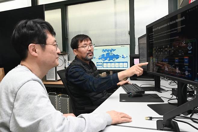 한국전자통신연구원(ETRI) 연구진이 지능형 서비스 프로그래머블 모바일 코어 네트워크 기술에 대해 논의하고 있다. 한국전자통신연구원 제공