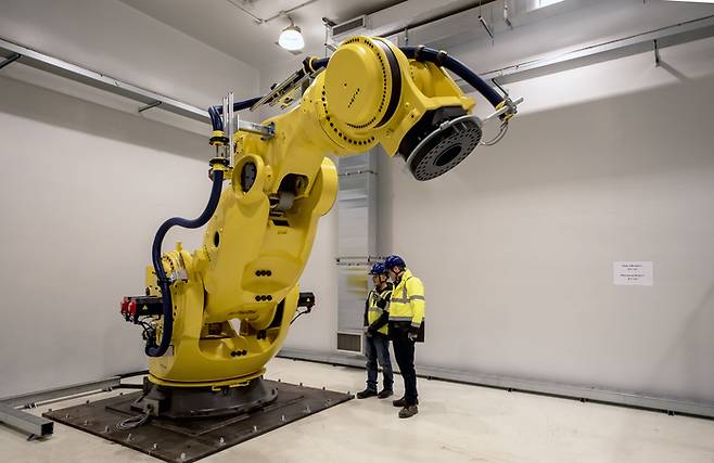 높이 4미터, 팔 길이 5미터에 달하는 고질라는 가장 강력한 산업용 로봇으로 알려졌다 / ITER