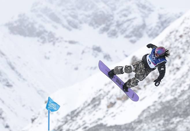 18일(현지시간) 이탈리아 리비뇨 스노파크에서 열린 2026 밀라노·코르티나담페초 동계 올림픽 스노보드 여자 슬로프스타일 결선에서 1차 시도에 나선 유승은이 묘기를 펼치고 있다. 연합뉴스