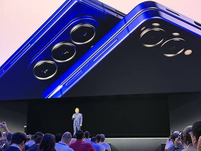 지난 7월 9일(현지시간) 삼성전자 노태문 사장이 미국 뉴욕 브루클린 듀갈 그린하우스에서 열린 '갤럭시 언팩 2025(Galaxy Unpacked 2025)'에서 신제품을 소개하고 있다.