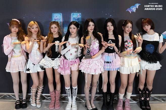 지난 15일 서울 송파구 올림픽공원 KSPO DOME에서 열린 ‘33주년 한터뮤직어워즈 2025’에서 하츠투하츠가 신인상을 받은 후 기념촬영을 하고 있다. 한터글로벌 제공