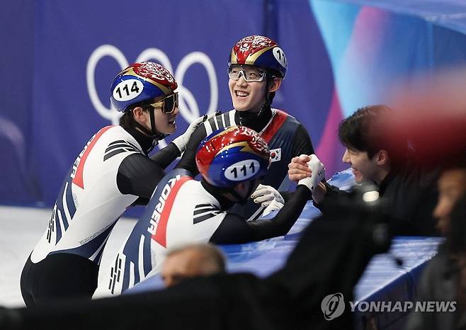 남자계주 대표팀이 결승 진출이 확정되자 환호하고 있다. 연합뉴스