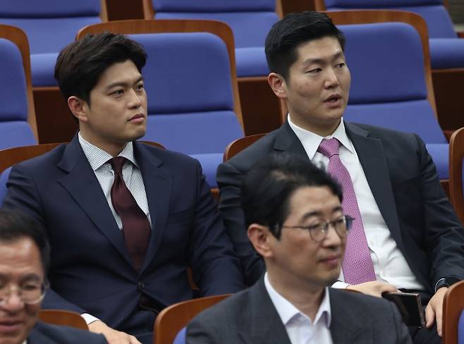 국민의힘 김재섭(뒷줄 오른쪽부터), 김용태 의원이 당선인 시절인 지난 2024년 4월 22일 서울 여의도 국회에서 열린 제22대 국회의원 당선자총회에 참석하고 있다. 뉴스1