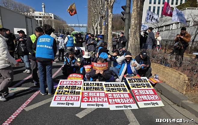19일 오후 윤석열 전 대통령의 내란 우두머리 혐의 1심 선고를 앞두고 서울 서초구 서울중앙지검 인근에서 촛불행동 주최로 사형 선고를 촉구하는 집회가 열리고 있다. 사진=박성현 기자