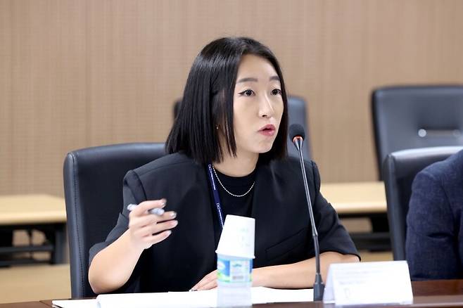 2024년 6월, 해외입양과 관련해 진실화해위를 방문한 미 국무부 관계자와 면담하는 정다운 조사관. 정다운 제공