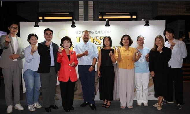 지난해 9월 ‘해외입양 과정에서 발생한 인권침해 사건’을 주제로 입양 당사자들의 기억과 증언을 담은 다큐멘터리 영화 ‘로스트 버스데이(Lost Birthday)’ 제작 시사회에서 영화 스탭 및 입양인들과 함께. 오른쪽에서 다섯 번째가 정 조사관. 정다운 제공