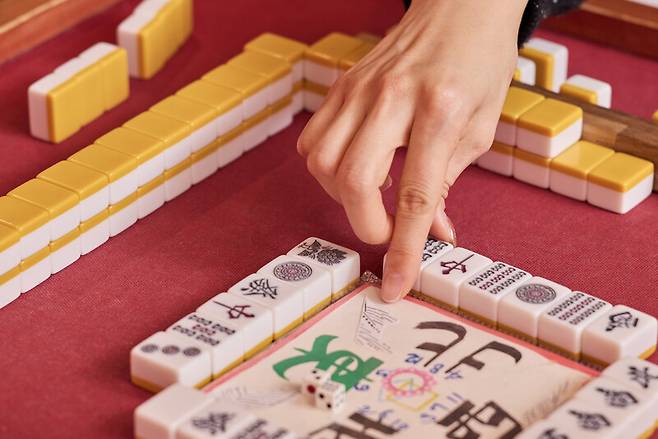 최근 색다른 놀이 문화로 자리 잡아 가고 있는 마작. 서정 스튜디오 어댑터