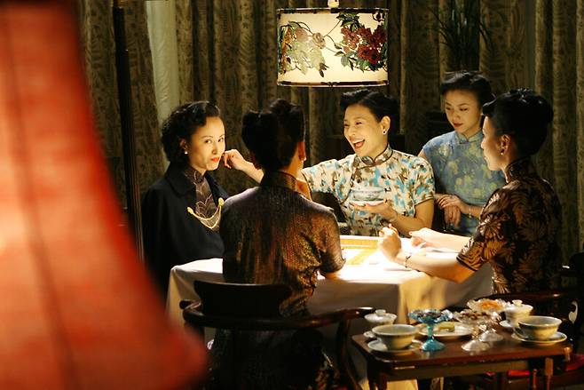 지난해 재개봉한 영화 ‘색, 계’의 마작하는 장면. 엔케이컨텐츠 제공