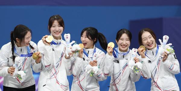 한국 여자 쇼트트랙대표팀 선수들이 19일(한국시각) 열린 2026 밀라노 코르티나담페초 겨울올림픽 계주 3000m 시상식에서 활짝 웃고 있다. 밀라노/연합뉴스