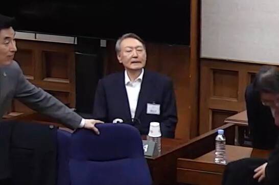 윤석열 전 대통령이 19일 서울 서초구 서울중앙지법에서 열린 12·3 비상계엄 관련 내란 우두머리 혐의 1심 선고공판에 출석해 피고인석에 앉아 있다. 이날 서울중앙지법 형사25부(재판장 지귀연)는 윤 전 대통령에게 무기징역을 선고했다. 서울중앙지법 제공