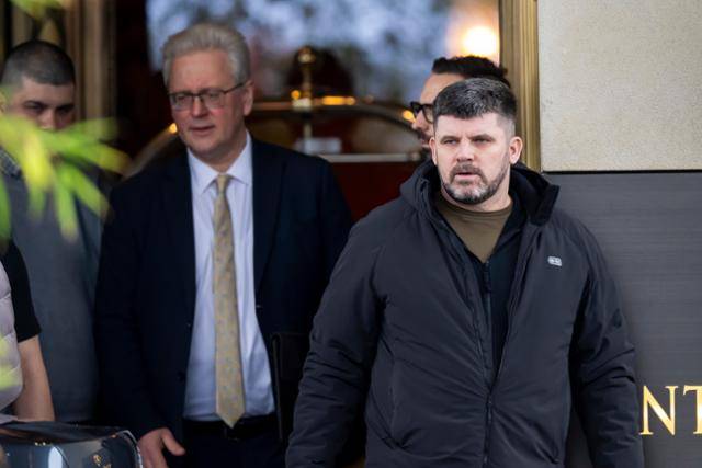 러시아·우크라이나 전쟁 종전을 위한 미국 러시아 우크라이나 간 3자 회담에서 우크라이나 대표를 맡은 안드리 흐나토우(오른쪽) 우크라이나군 총참모장이 18일 협상장인 스위스 제네바의 인터콘티넨탈 호텔을 나서고 있다. 제네바=AP 연합뉴스