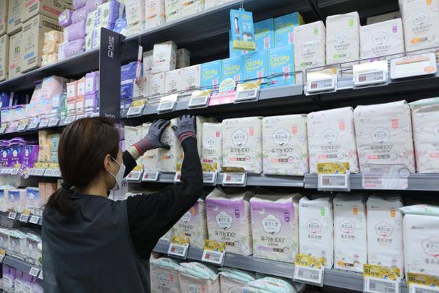 이마트는 물가 안정을 선도하는 차원에서 19~25일 생리대 50여 종을 5,000원 균일가에 판매한다. 이마트 제공