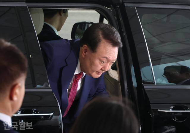 윤석열 전 대통령이 12·3 불법 계엄 관련 내란·외환 사건을 수사 중인 조은석 특별검사팀의 2차 조사를 받기 위해 2025년 7월 5일 서울 서초구 서울고검으로 이동하고 있다. 왕태석 선임기자